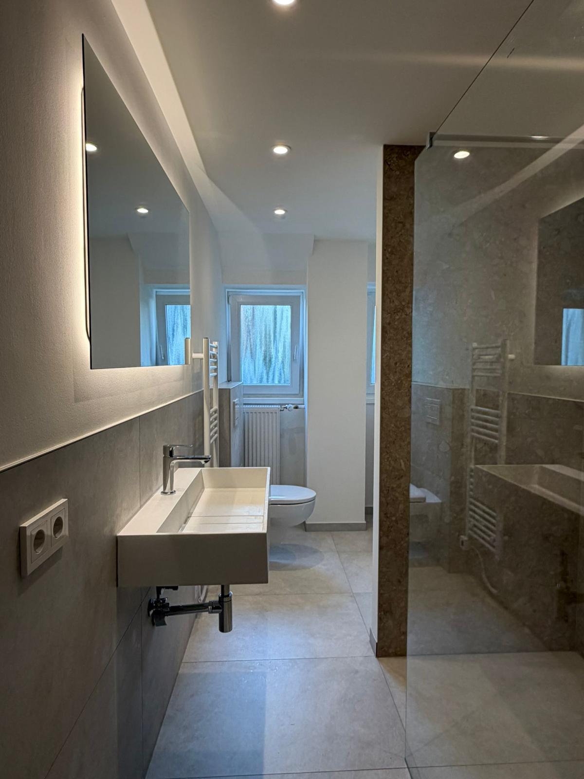 Modernes Badezimmer mit hochwertiger Sanitär- und Haustechnik